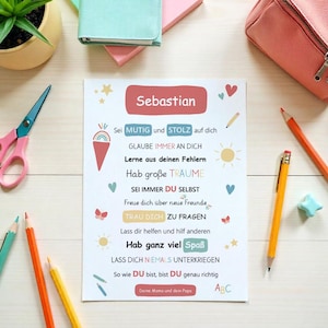 Könnte beinhalten: Ein weißer Druck mit dem Namen "Sebastian" und inspirierenden Sätzen auf Deutsch, verziert mit farbenfrohen Illustrationen. Stifte, Scheren und Schreibwaren umgeben den Druck.
