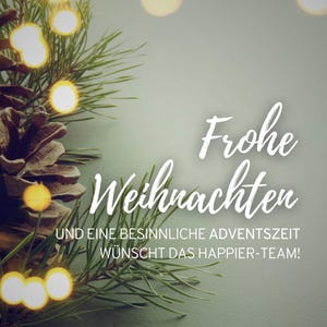 K&ouml;nnte beinhalten: Ein weihnachtliches Bild mit den Worten "Frohe Weihnachten" in wei&szlig;er Schrift. Das Bild zeigt Tannennadeln, einen Tannenzapfen und leuchtende gelbe Lichter vor einem ged&auml;mpften gr&uuml;nen Hintergrund. Der Text w&uuml;nscht eine besinnliche Adventszeit.