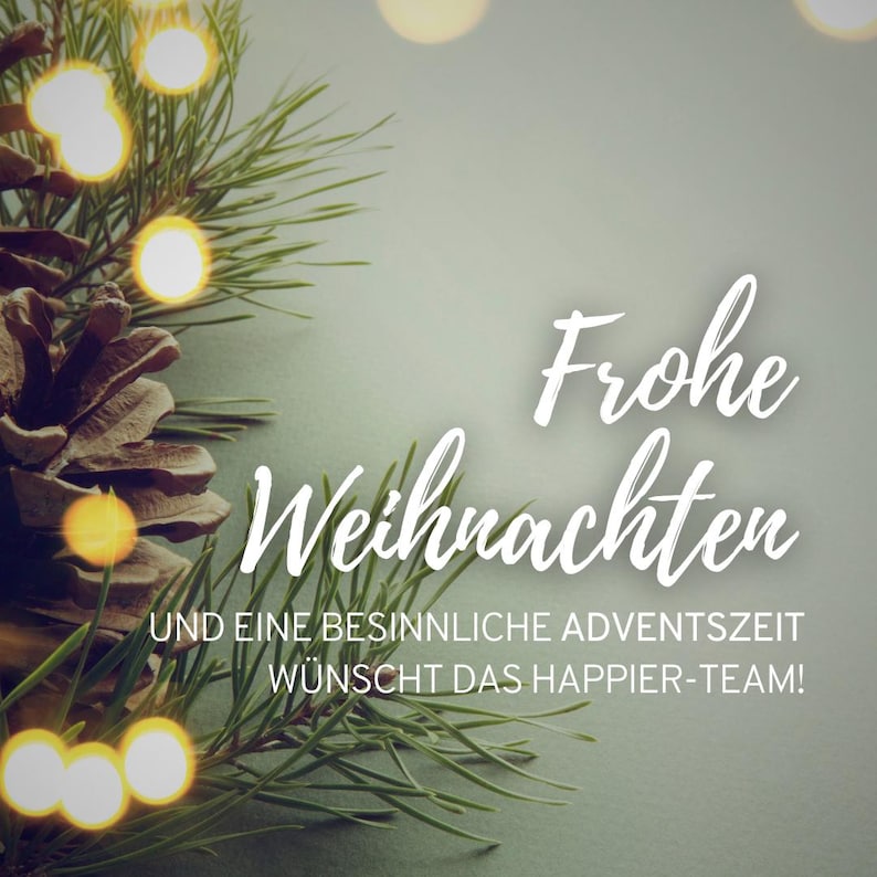 K&ouml;nnte beinhalten: Ein weihnachtliches Bild mit den Worten "Frohe Weihnachten" in wei&szlig;er Schrift. Das Bild zeigt Tannennadeln, einen Tannenzapfen und leuchtende gelbe Lichter vor einem ged&auml;mpften gr&uuml;nen Hintergrund. Der Text w&uuml;nscht eine besinnliche Adventszeit.