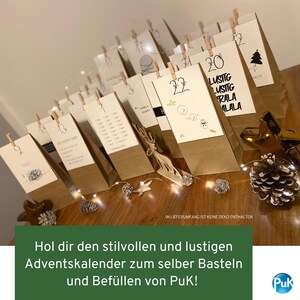 K&ouml;nnte beinhalten: Ein Adventskalender mit braunen Papiert&uuml;ten, jede mit einer Nummer und einer kleinen Illustration. Die T&uuml;ten sind mit Holzklammern an einer Schnur befestigt. Der Text unten lautet: "Holen Sie sich den stilvollen und lustigen Adventskalender zum Selbermachen und Bef&uuml;llen von Puk!"
