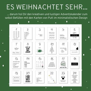 K&ouml;nnte beinhalten: Ein minimalistischer Adventskalender mit 24 nummerierten Karten, jede mit einem einzigartigen Design und Text. Die Karten sind auf einem gr&uuml;nen Hintergrund mit wei&szlig;em Text oben angeordnet. Der Kalender ist zum Selbstbef&uuml;llen.