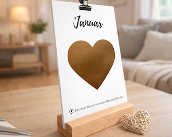 Tischkalender Momente mit dir A6 | 12 Monatskarten mit Holzsockel & Klammer | Überraschungskalender | Inkl. 12 goldene Herz-Rubbelsticker