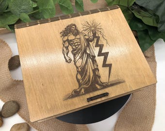Caja de madera grabada con el rey Zeus - Tinte de roble desgastado / Decoración de altar / Almacenamiento de cartas del tarot