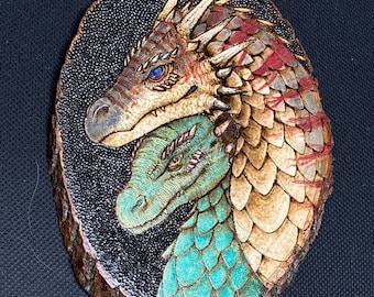 Arte pirograbado en madera de pareja de dragones