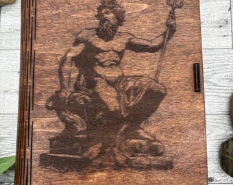 Caja de altar grabada de Poseidón: Almacenamiento de tarot hecho a mano en madera de tilo