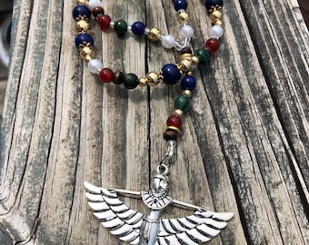 Rosario Isis/Auset: cornalina, esmeralda, lapislázuli, perla artificial y cuentas de concha.