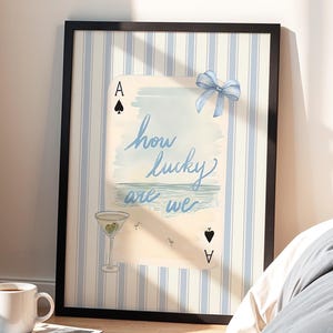 Stampa artistica "Quanto siamo fortunati", decorazione con citazione "Blue Stripe Martini Beach", decorazione murale "Coasting Grandmillennial", carta stampabile "Coquette Ace of Spades"
