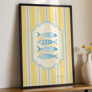 Arte mural de sardinas para cocina costera, impresión de pescado mediterráneo y limón, decoración de rayas amarillas y azules, póster de verano italiano, estética de la costa de Amalfi.