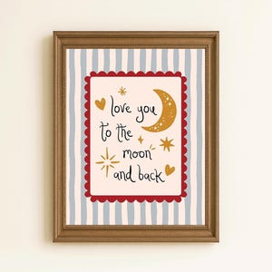 Könnte beinhalten: Gerahmter Druck mit dem Text "love you to the moon and back". Der Druck zeigt einen goldenen Halbmond, Sterne und Herzen auf einem roten, gewellten Rand, vor einem gestreiften Hintergrund. Der Rahmen ist braun.