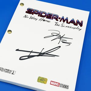 Puede incluir: Un guion blanco titulado Spider-Man No Way Home The Screenplay con dos firmas en tinta negra en la portada. El documento cuenta con sujetadores de metal dorado, un logotipo de Columbia Pictures, un logotipo de Marvel Studios y una pegatina holográfica.
