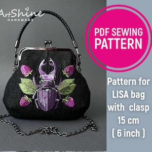 Può includere: Borsa nera con chiusura a scatto, ricamata con uno scarabeo viola e lamponi. Ha un manico intrecciato e una tracolla a catena argentata. Il testo "PDF SEWING PATTERN" è su un cerchio rosa. La borsa è larga 15 cm.