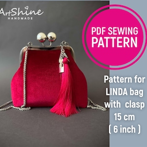 Op de afbeelding: PDF-naai-patroon voor een LINDA-tas met een sluiting. De tas is van rood fluweel met een zilveren kettingband en een kwast. De tas is 15 cm breed.