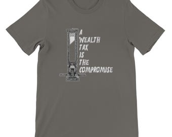 Pode incluir: Camiseta cinza com uma ilustração de guilhotina e o texto branco "A Wealth Tax Is The Compromise". O gráfico é impresso na frente. A camiseta tem mangas curtas e gola redonda.