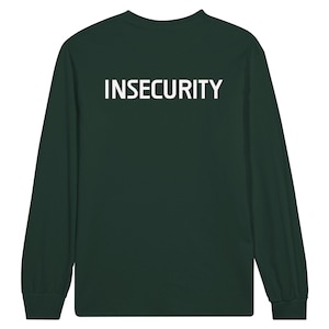 以下が含まれることがあります： 背中に白字で「INSECURITY」とプリントされた濃い緑色の長袖シャツ。 シャツはクルーネックで、袖口はリブ編み。 生地は柔らかく、着心地の良い素材のようです。