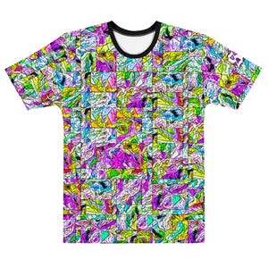 Puede incluir: Una camiseta de manga corta con un diseño abstracto vibrante. La camiseta presenta un patrón de mosaico con una variedad de colores que incluyen morado, verde, amarillo, azul y blanco. El cuello es negro con el interior blanco.