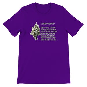 Pode incluir: Uma camiseta roxa com um gr&aacute;fico e texto. O gr&aacute;fico inclui o texto "I ASKED CHATGPT" e uma ilustra&ccedil;&atilde;o detalhada. A ilustra&ccedil;&atilde;o inclui o texto "YEAH WELL I ASKED BABA YAGA AND SHE TOLD ME YOU SHOULD VISIT HER BECAUSE HER HOUSE NEEDS NEW CHICKEN LEGS AND YOURS WILL DO."