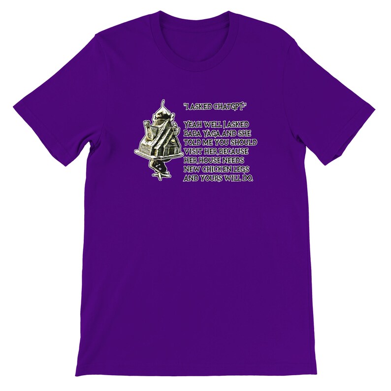 Pode incluir: Uma camiseta roxa com um gr&aacute;fico e texto. O gr&aacute;fico inclui o texto "I ASKED CHATGPT" e uma ilustra&ccedil;&atilde;o detalhada. A ilustra&ccedil;&atilde;o inclui o texto "YEAH WELL I ASKED BABA YAGA AND SHE TOLD ME YOU SHOULD VISIT HER BECAUSE HER HOUSE NEEDS NEW CHICKEN LEGS AND YOURS WILL DO."
