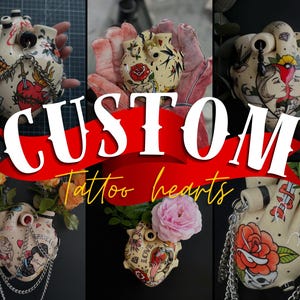 Puede incluir: Un collage de jarrones de cerámica personalizados con forma de corazón y diseños de tatuajes. Los jarrones están decorados con arte de tatuajes, incluyendo rosas, golondrinas y corazones. El texto "CUSTOM Tattoo hearts" está superpuesto.
