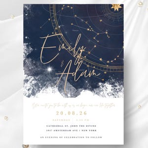 Op de afbeelding: Een marineblauwe huwelijksuitnodiging met gouden accenten. De uitnodiging heeft een sterrenbeeldontwerp met sterren en een handschrift in een script-lettertype dat "Emily & Adam" leest. De tekst op de uitnodiging luidt: "We nodigen u uit om bij ons te zijn terwijl we ons nieuwe leven samen beginnen. 20.08.26 Zaterdag 18:00 uur Kathedraal St. John the Divine 1847 Amsterdam Ave / New York Een avond van viering volgt."