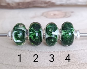 Perle Sapin Enneigé blanc et vert avec paillettes en verre filé, arisanal et fait main pour bracelet type Pandora, collier, dreadlocks