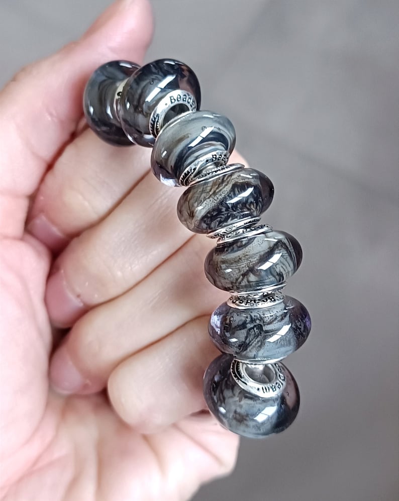 Ribbed gray bead inspired by Demogorgon, in spun glass, artisanal and handmade, for Pandora type bracelet, necklace, dreadlocks, in silver image 1