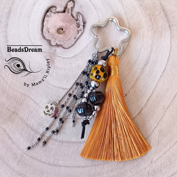 Porte-clés ou bijou de sac artisanal avec porcelaine et perle en verre filé en forme de Citrouille, de couleur noir jaune