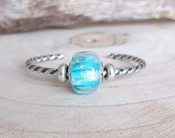 Perle artisanale striée baril bleu clair avec des paillettes en verre filé pour bracelet type Pandora