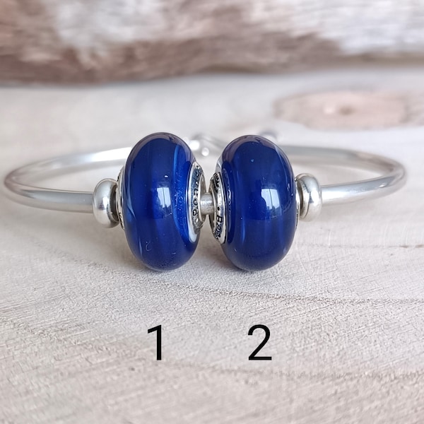 Perle artisanale en verre filé, ruban bleu foncé intense pour bracelet type Pandora