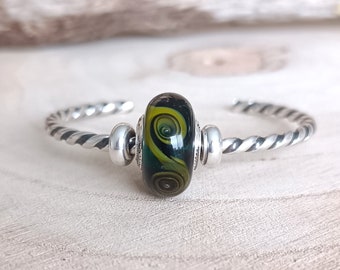 Perle vert foncé jaune et noir en verre filé, artisanal et fait main pour bracelet type Pandora, collier, dreadlocks