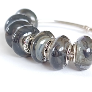 Ribbed gray bead inspired by Demogorgon, in spun glass, artisanal and handmade, for Pandora type bracelet, necklace, dreadlocks, in silver image 2