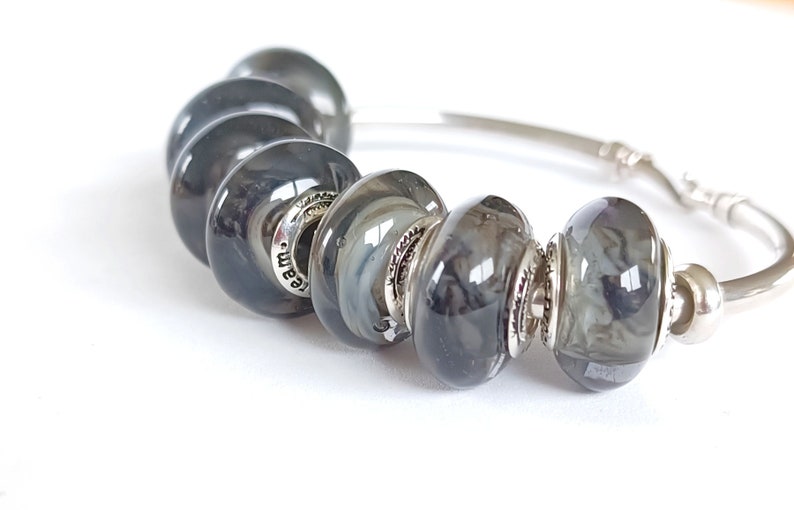 Perle grise nervurée inspiration Demogorgon, en verre filé, artisanal et fait main, pour bracelet type Pandora, collier, dreadlocks, en arge image 2