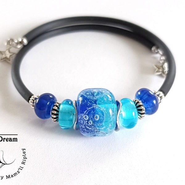 Adjustable "Blue Swirls" bracelet in spun glass beads, unique and artisanal manufacturing