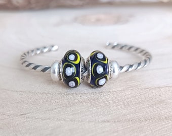 2 perles espaceurs bleu foncé, à pois noir et jaune en verre filé, artisanal et fait main, pour bracelet type Pandora, collier, dreadlocks