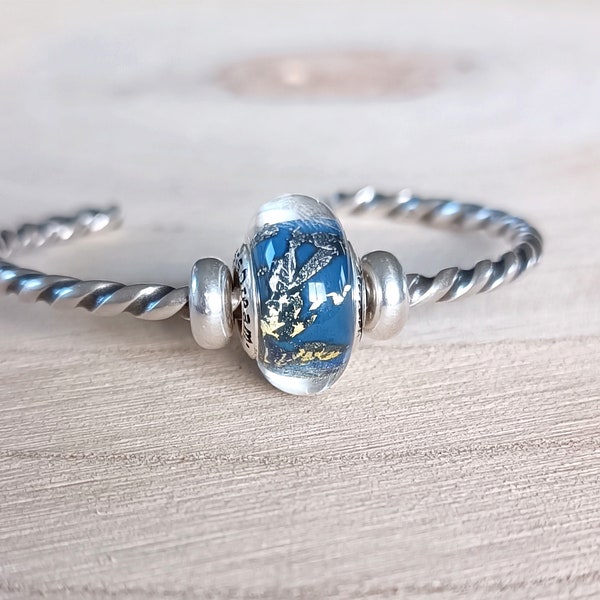 Perle artisanale bleu et argent / doré en verre filé pour bracelet type Pandora