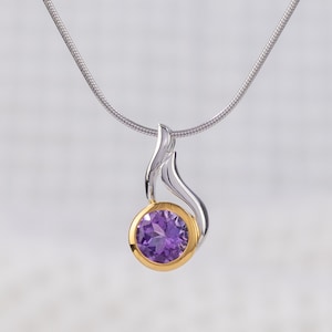 Howth Anhänger Halskette aus Silber Rhodium und Gold Vermeil mit einem funkelnden Amethyst