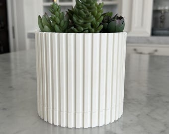Maceta elegante circular con orificios de drenaje: diseño moderno con patrón de líneas verticales, perfecta para plantas de interior y suculentas