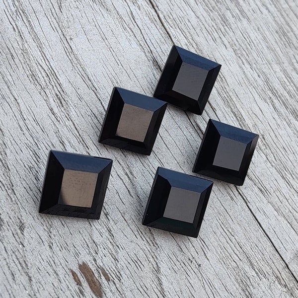 Onice nero sfaccettato: pietra preziosa calibrata quadrata di qualità AAA+