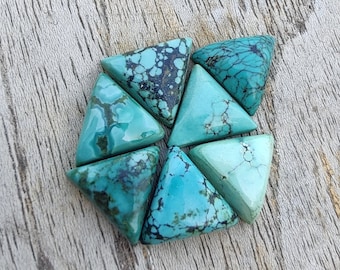 Cabochon triangolare in turchese tibetano naturale: pietra preziosa di qualità AAA+