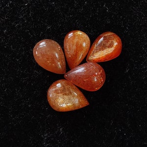 Pierre de soleil naturelle de qualité AAA + forme de larme Cabochon à dos plat en forme de poire calibrée, pierres précieuses en gros, toutes les tailles disponibles