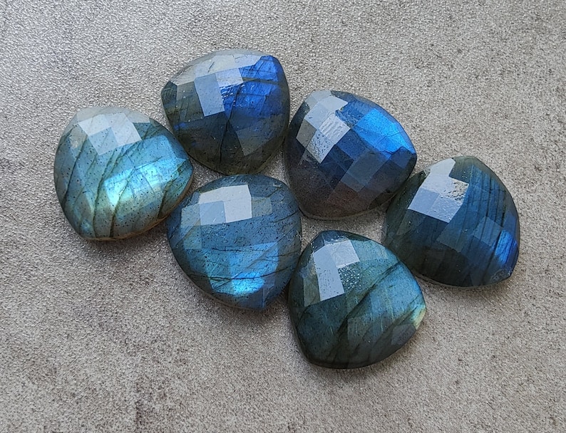 Pu&ograve; includere: Sei pietre preziose di labradorite sfaccettate in tonalit&agrave; di blu e verde. Le pietre sono tagliate a forma di cuore e hanno una lucentezza madreperlacea.