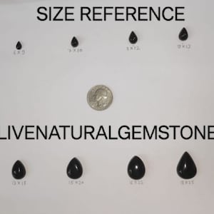 K&ouml;nnte beinhalten: Gr&ouml;&szlig;enreferenztabelle f&uuml;r schwarze Edelsteintropfen, die die Gr&ouml;&szlig;e jedes Tropfens in Zoll zeigt. Die Tabelle enth&auml;lt ein US-Viertel f&uuml;r die Skalierung. Der Text "LIVENATURALGEMSTONE1" ist unter der Tabelle gedruckt.