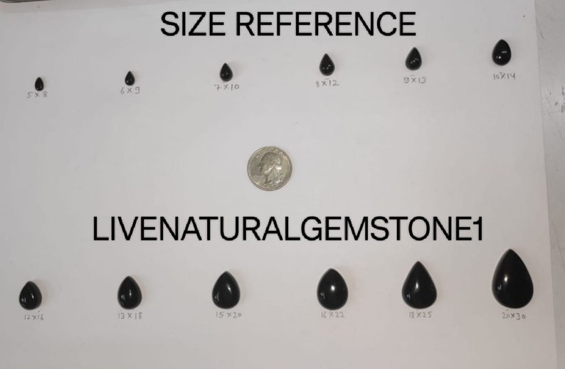 K&ouml;nnte beinhalten: Gr&ouml;&szlig;enreferenztabelle f&uuml;r schwarze Edelsteintropfen, die die Gr&ouml;&szlig;e jedes Tropfens in Zoll zeigt. Die Tabelle enth&auml;lt ein US-Viertel f&uuml;r die Skalierung. Der Text "LIVENATURALGEMSTONE1" ist unter der Tabelle gedruckt.
