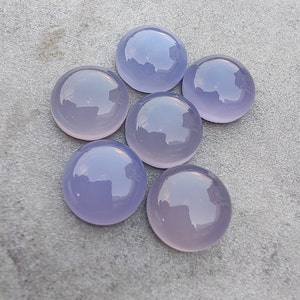 以下が含まれることがあります： 6つの丸い、滑らかな、ラベンダー色のカボションカットの宝石