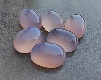 Puede incluir: Seis piedras preciosas ovaladas, translúcidas, de color rosa y púrpura claro. Las piedras tienen un acabado liso y pulido.