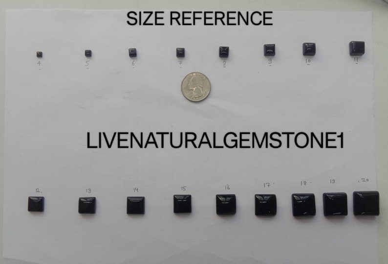 Peut inclure: Image de r&eacute;f&eacute;rence des tailles de pierres pr&eacute;cieuses carr&eacute;es et noires. Les pierres sont dispos&eacute;es en rang&eacute;e, de taille croissante. Une pi&egrave;ce de monnaie est incluse pour l'&eacute;chelle. Le texte "SIZE REFERENCE" et "LIVENATURALGEMSTONE1" sont &eacute;galement visibles.