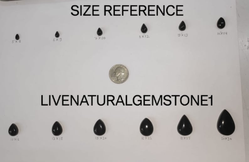 Op de afbeelding: Een verzameling zwarte, druppelvormige edelstenen in verschillende maten, gepresenteerd op een witte achtergrond. Een munt wordt gebruikt ter vergelijking. De tekst "SIZE REFERENCE" en "LIVENATURALGEMSTONE1" is zichtbaar.