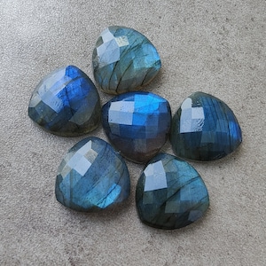 Pu&ograve; includere: Sei cabochon di labradorite blu e verde iridescenti a forma di cuore.