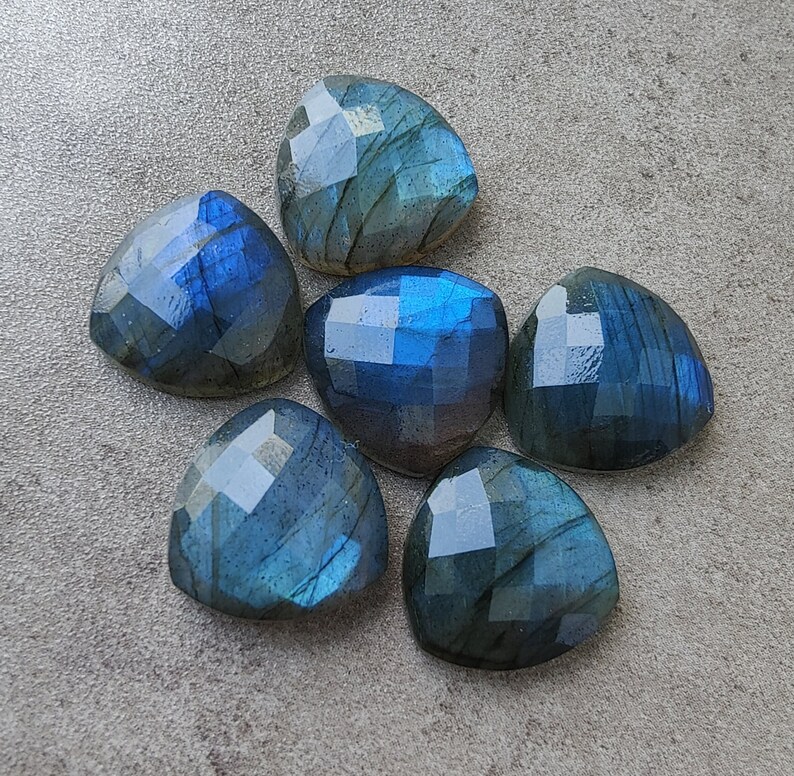 Pu&ograve; includere: Sei cabochon di labradorite blu e verde iridescenti a forma di cuore.
