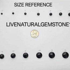 以下が含まれることがあります： 黒い丸い宝石のサイズ参照チャートで、各宝石のサイズがインチで表示されています。4インチから20インチまでです。スケールのために、アメリカの25セント硬貨が付属しています。