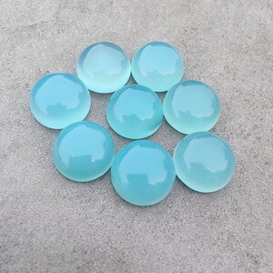 Pu&ograve; includere: Otto cabochon rotondi in pietra preziosa blu chiaro. I cabochon sono lisci e lucidi.